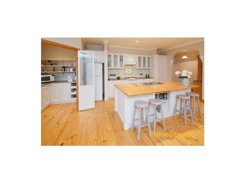 10 Peppertree Ave, Narre Warren South VIC 3805