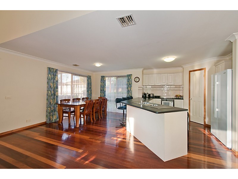 9 Jenny Court, Cranbourne North VIC 3977