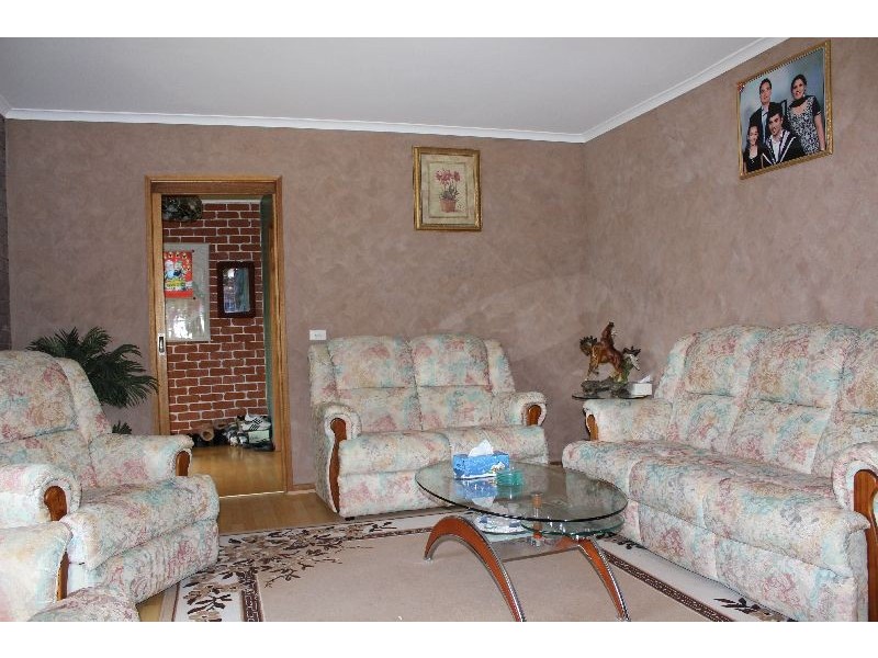 10 Mayfield rd, Cranbourne East VIC 3977