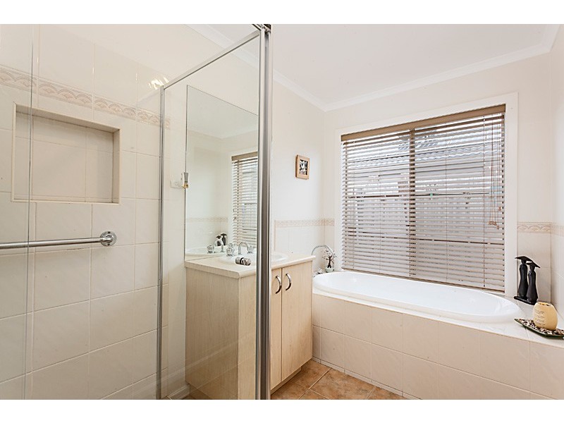 5 Ernest Crescent, Narre Warren South VIC 3805