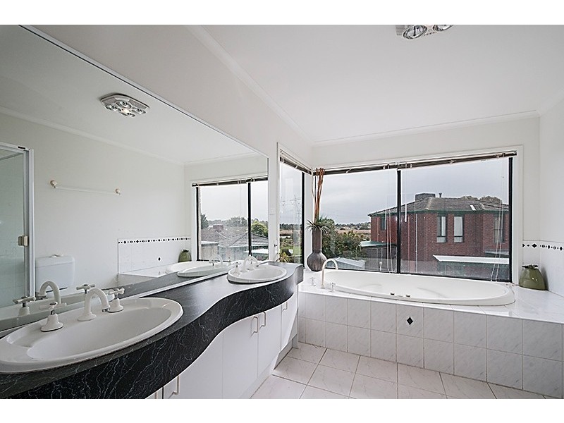 11 Pike Close, Narre Warren South VIC 3805