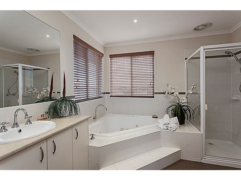 4 Penrose Drive, Narre Warren South VIC 3805