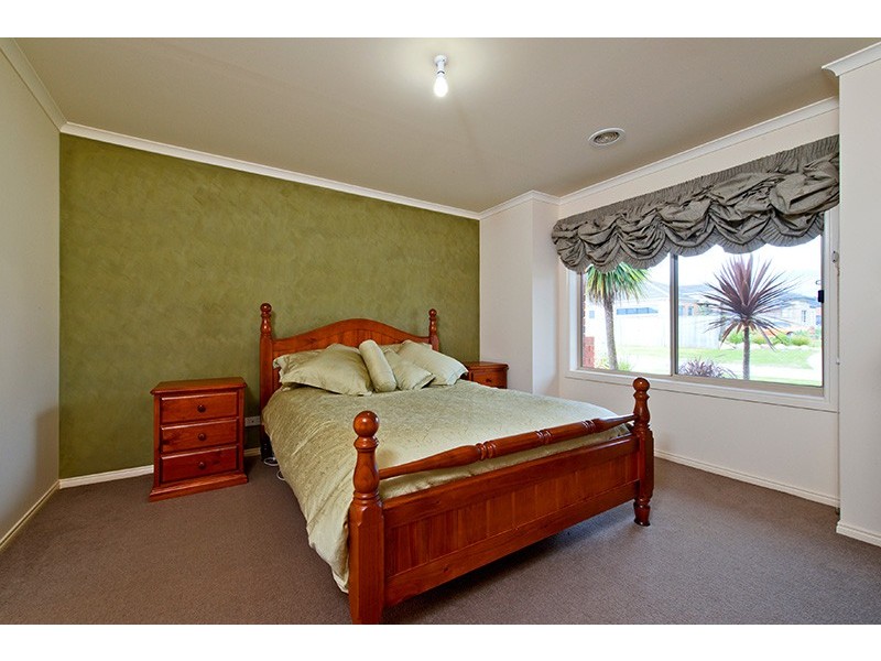 11 Bronson Circuit, Cranbourne North VIC 3977