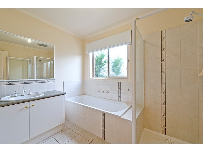 11 Bronson Circuit, Cranbourne North VIC 3977