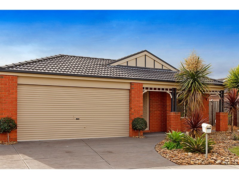 11 Bronson Circuit, Cranbourne North VIC 3977