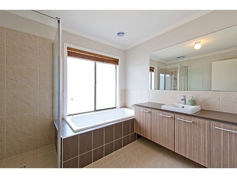 18 Ardent Crescent, Cranbourne East VIC 3977