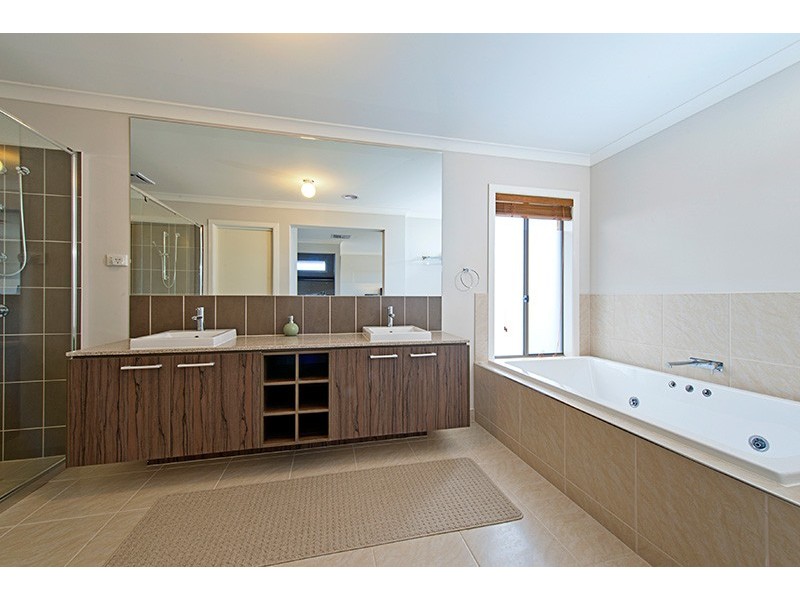 18 Ardent Crescent, Cranbourne East VIC 3977