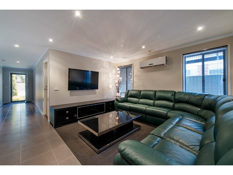 60 Tyndall Street, Cranbourne East VIC 3977