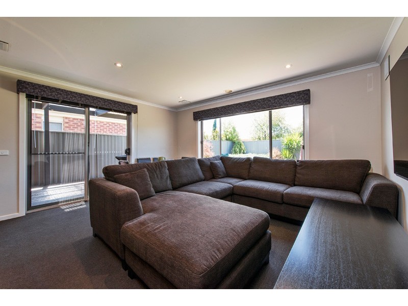 60 Tyndall Street, Cranbourne East VIC 3977