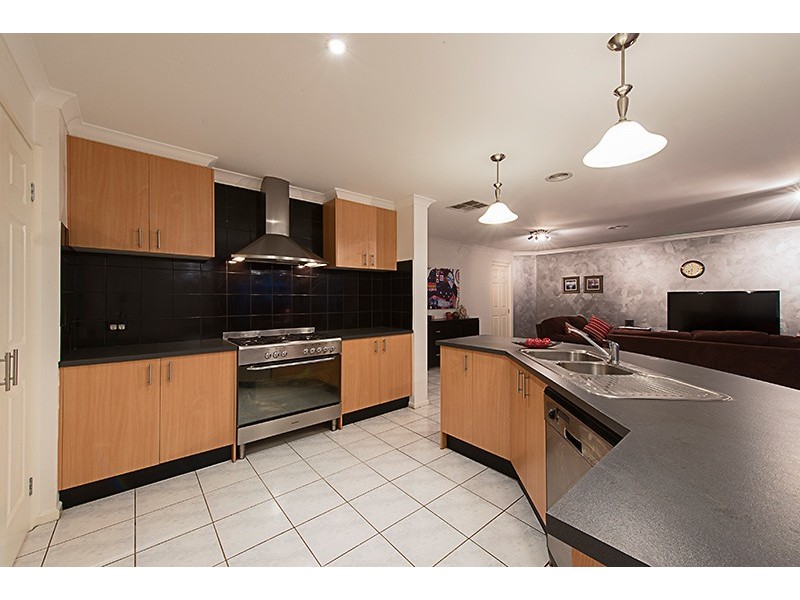 27 Napier Way, Narre Warren South VIC 3805