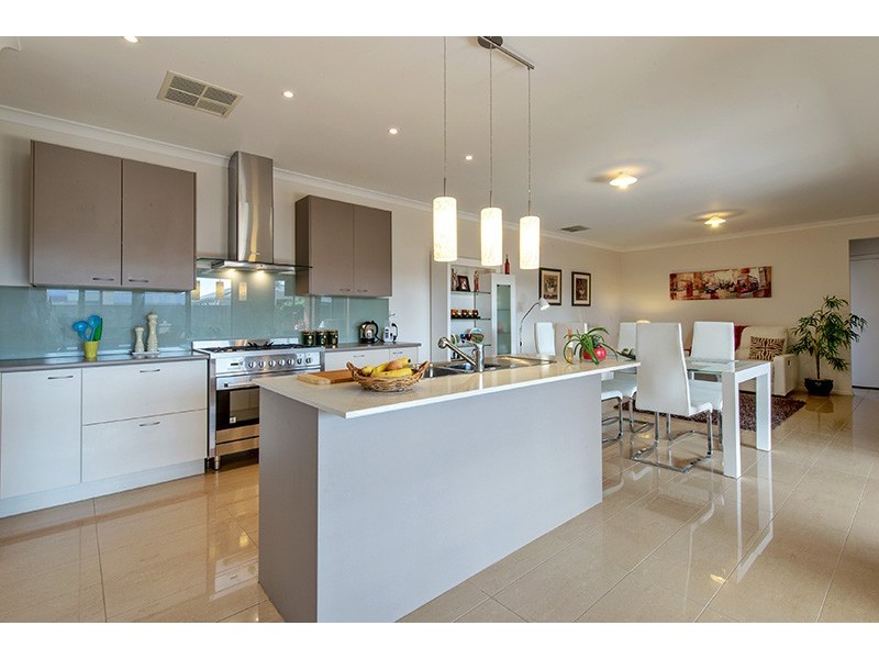 2 Agathis Alley, Cranbourne North VIC 3977