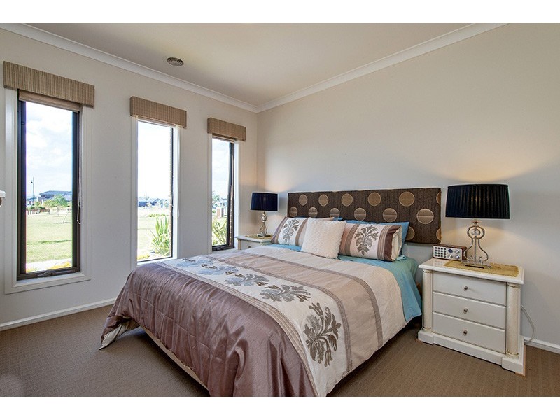2 Agathis Alley, Cranbourne North VIC 3977