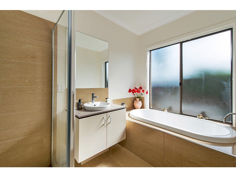 2 Agathis Alley, Cranbourne North VIC 3977