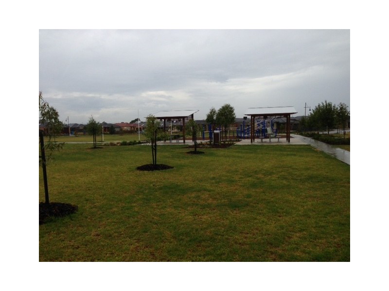 2 Agathis Alley, Cranbourne North VIC 3977