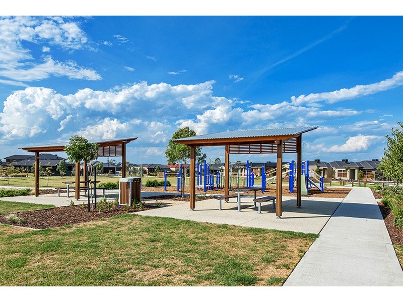 2 Agathis Alley, Cranbourne North VIC 3977