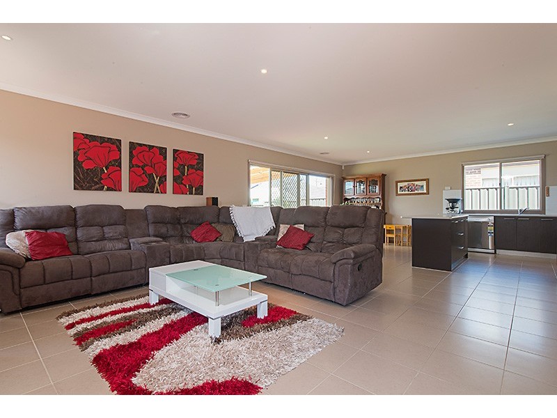 8 Aldous Place, Cranbourne North VIC 3977