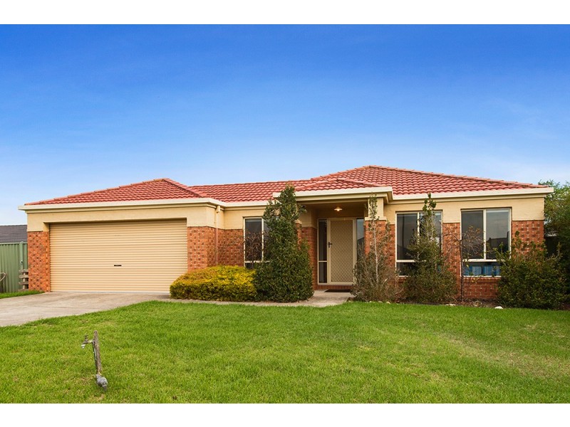 17 Greenock Crt, Cranbourne East VIC 3977