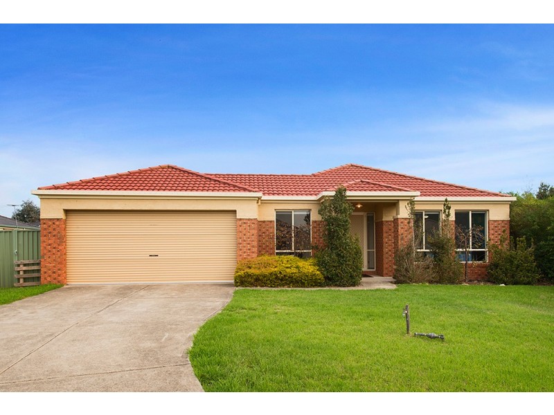 17 Greenock Crt, Cranbourne East VIC 3977