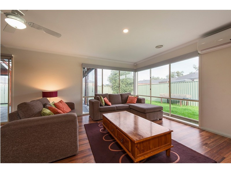 17 Greenock Crt, Cranbourne East VIC 3977