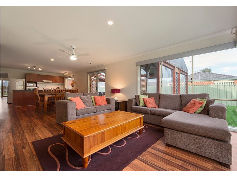 17 Greenock Crt, Cranbourne East VIC 3977