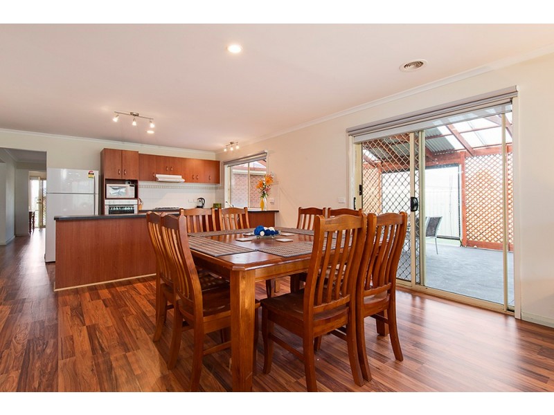 17 Greenock Crt, Cranbourne East VIC 3977