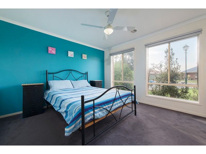 17 Greenock Crt, Cranbourne East VIC 3977