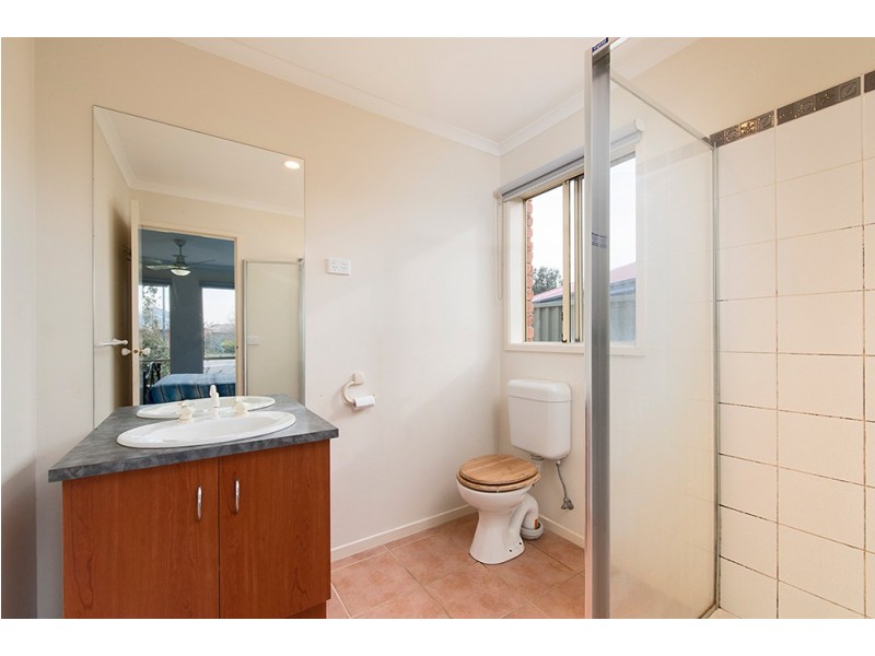 17 Greenock Crt, Cranbourne East VIC 3977