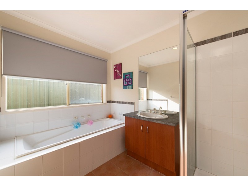 17 Greenock Crt, Cranbourne East VIC 3977