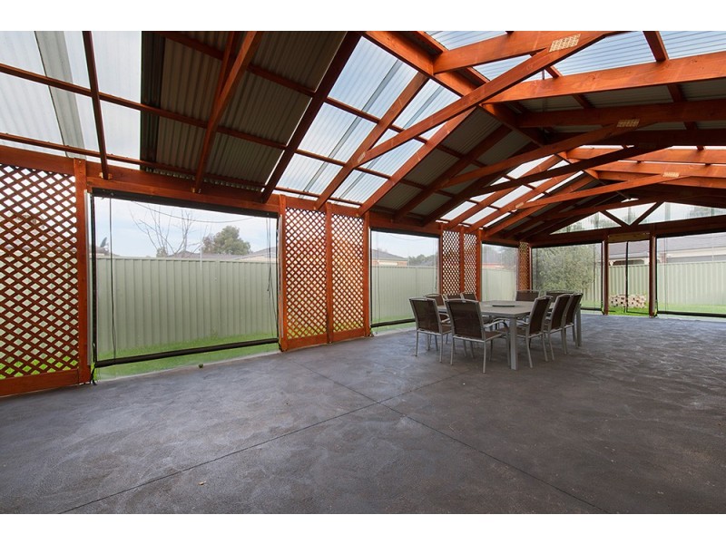 17 Greenock Crt, Cranbourne East VIC 3977