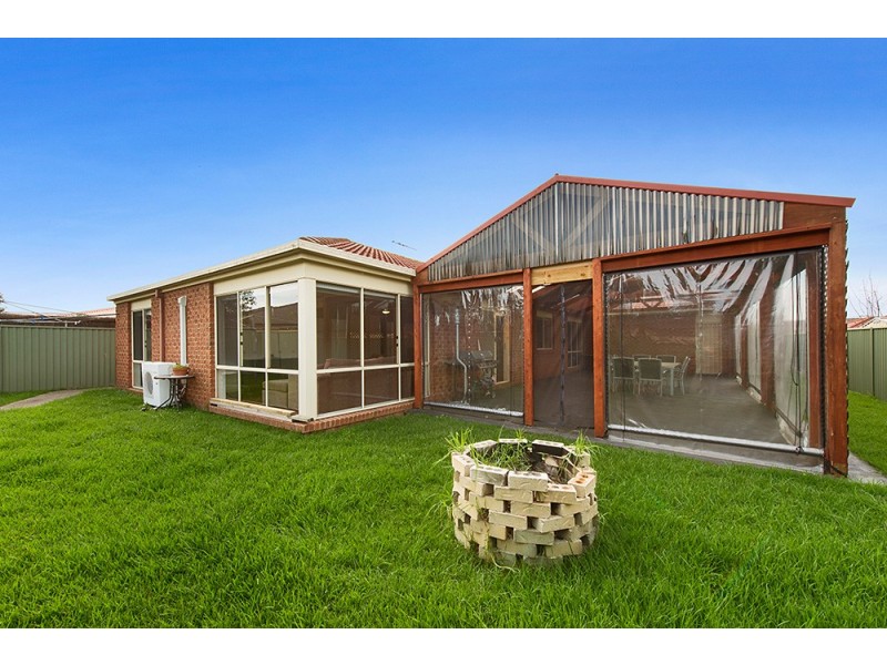 17 Greenock Crt, Cranbourne East VIC 3977