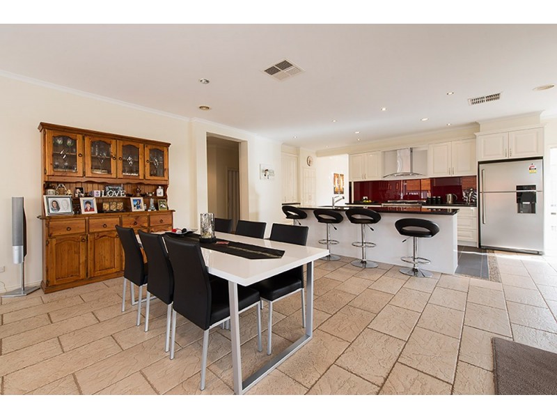 9 Padstow Crt, Narre Warren South VIC 3805