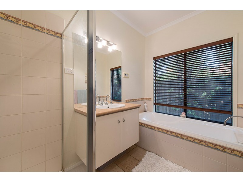 9 Padstow Crt, Narre Warren South VIC 3805