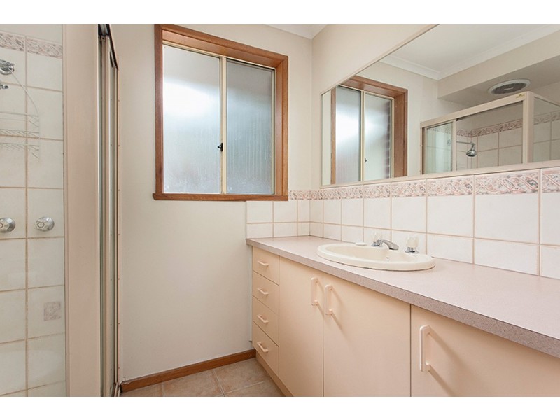 2/21 Evelyne Avenue, Cranbourne VIC 3977