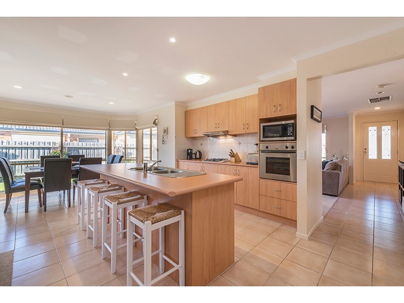 8 Avendon Crt, Narre Warren South VIC 3805
