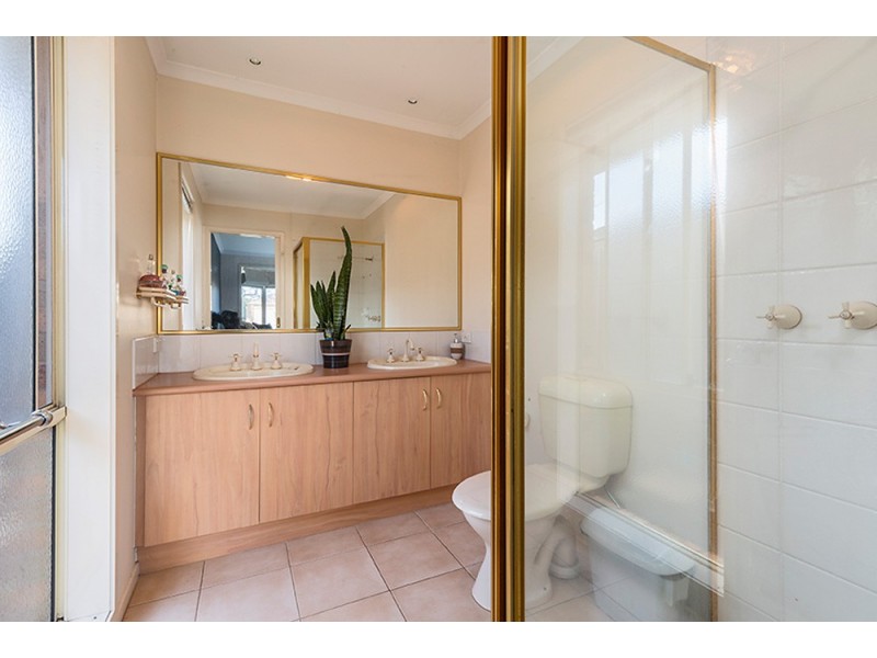8 Avendon Crt, Narre Warren South VIC 3805