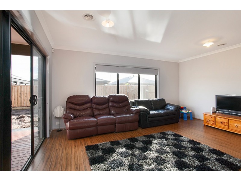 11 Celsius Drive, Cranbourne North VIC 3977