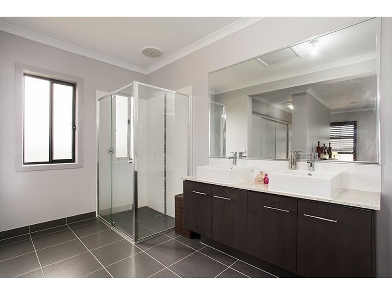 11 Celsius Drive, Cranbourne North VIC 3977