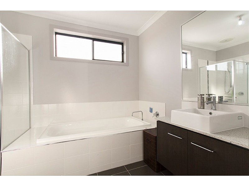 11 Celsius Drive, Cranbourne North VIC 3977