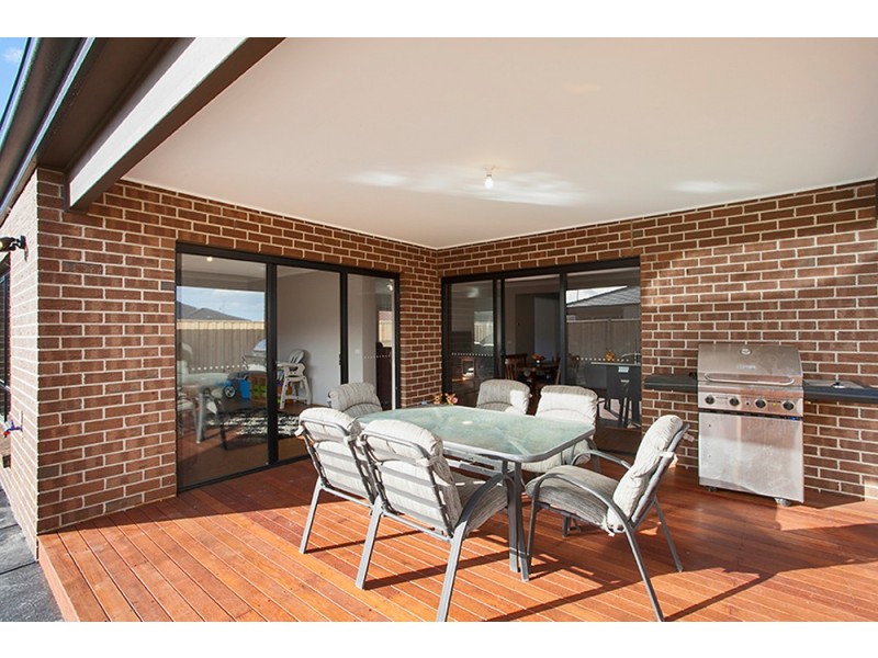 11 Celsius Drive, Cranbourne North VIC 3977