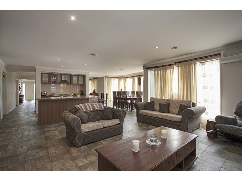 89 Robinswood, Narre Warren South VIC 3805