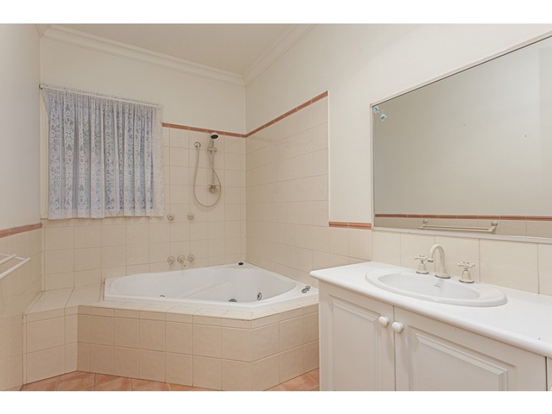 37 Littlecroft Ave, Narre Warren South VIC 3805