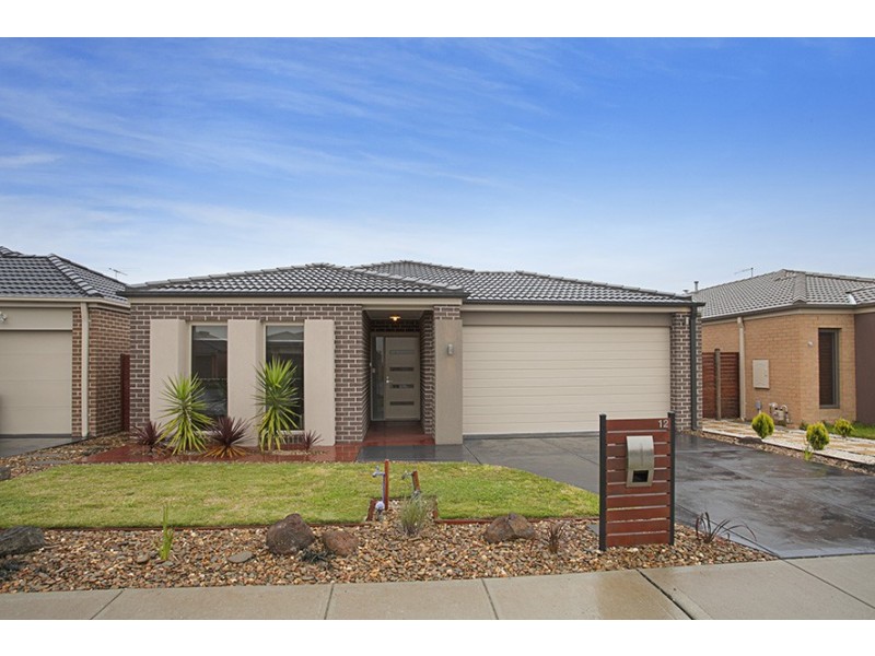 12 Chantenay Pde, Cranbourne North VIC 3977