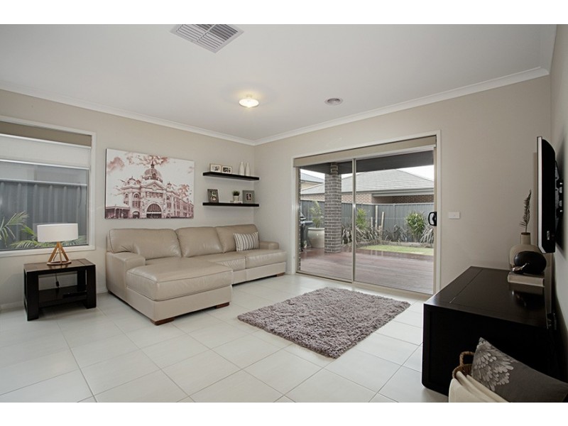 12 Chantenay Pde, Cranbourne North VIC 3977