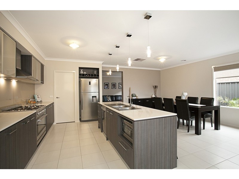 12 Chantenay Pde, Cranbourne North VIC 3977