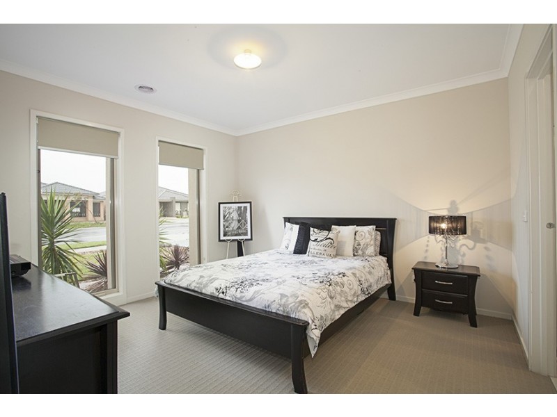 12 Chantenay Pde, Cranbourne North VIC 3977
