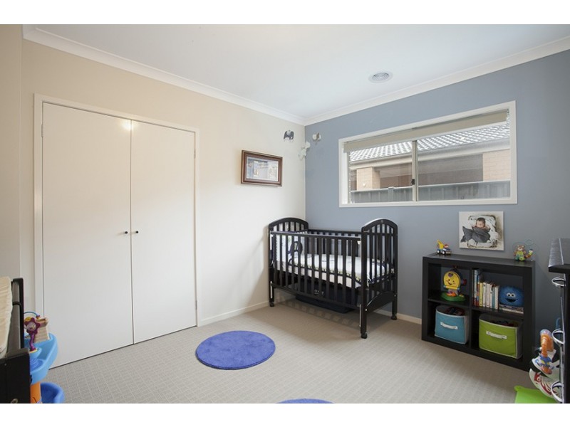 12 Chantenay Pde, Cranbourne North VIC 3977