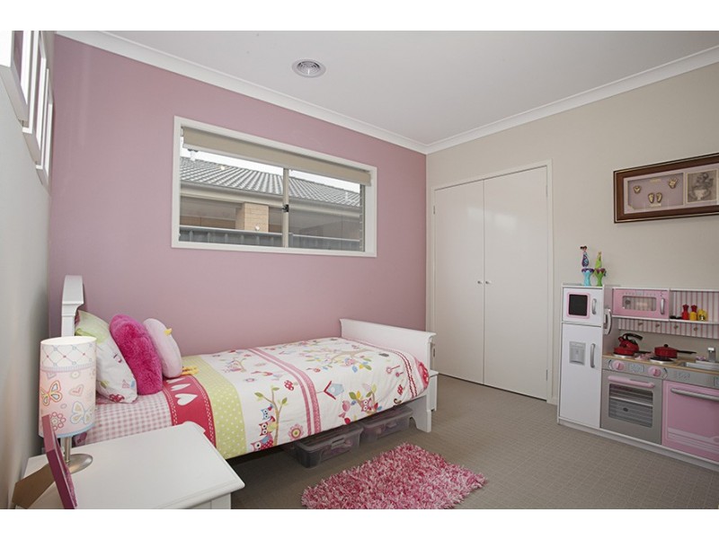 12 Chantenay Pde, Cranbourne North VIC 3977