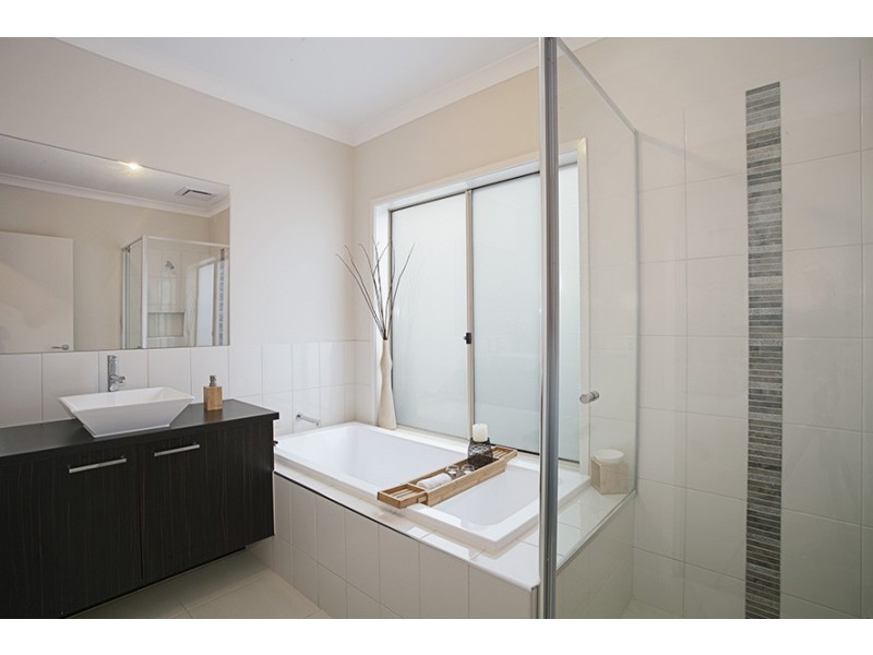 12 Chantenay Pde, Cranbourne North VIC 3977