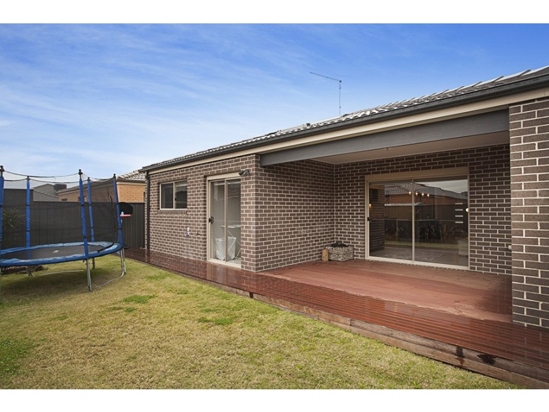 12 Chantenay Pde, Cranbourne North VIC 3977