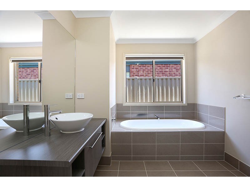 2 Katahdin Terrace, Cranbourne North VIC 3977